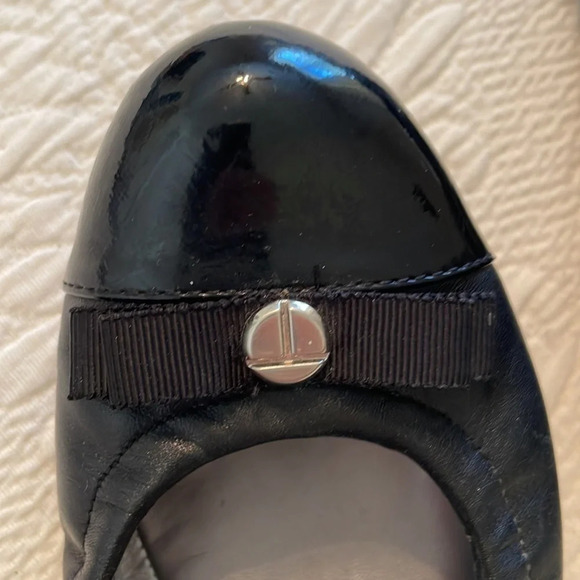 Tahari Gibson 6M Ballet Flats Black Patent Toe and Heel Bow Toe Silver Button - Picture 6 of 7